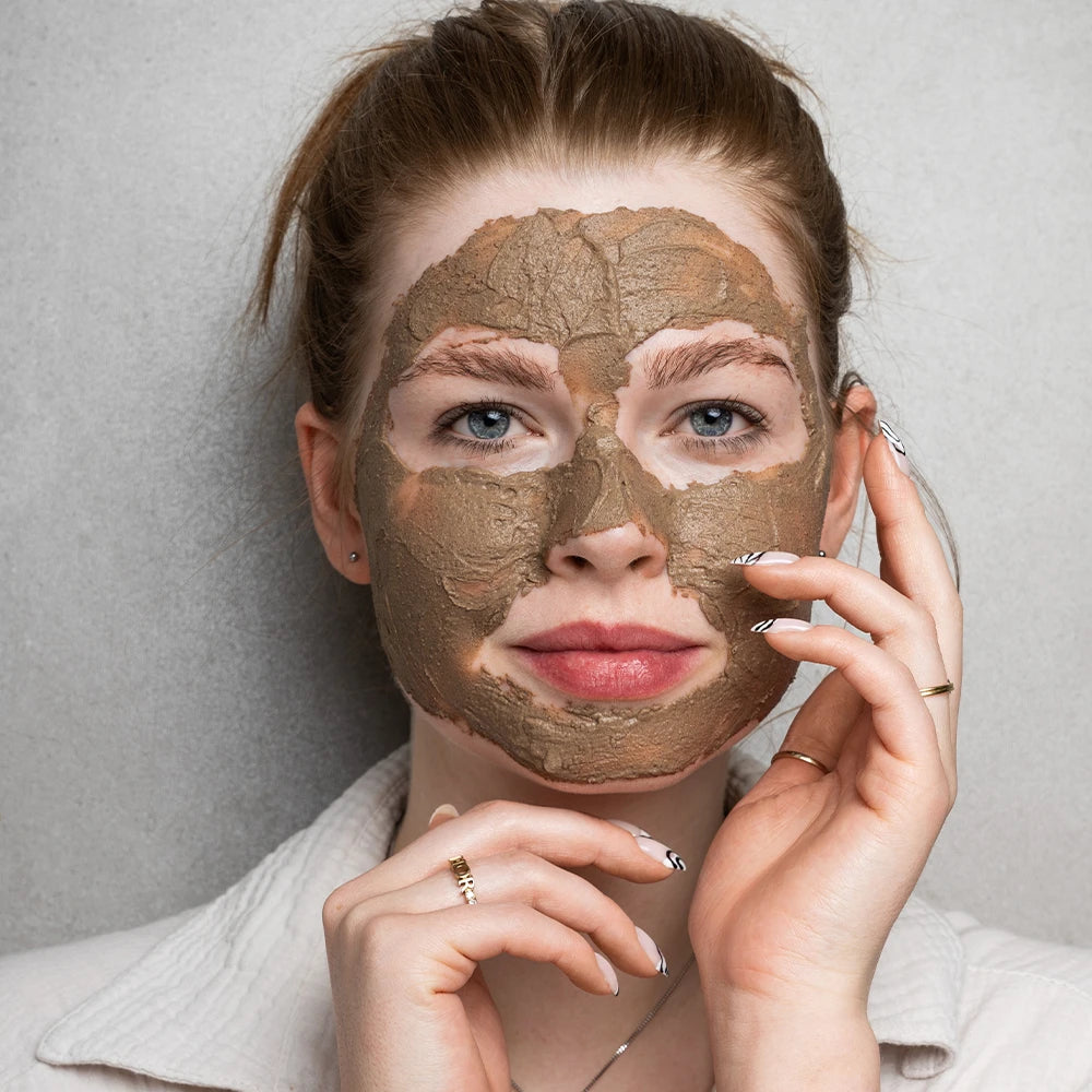 alva Naturkosmetik Model hat alva Rhassoul® Waschcreme in Gesicht und schaut in die Kamera.