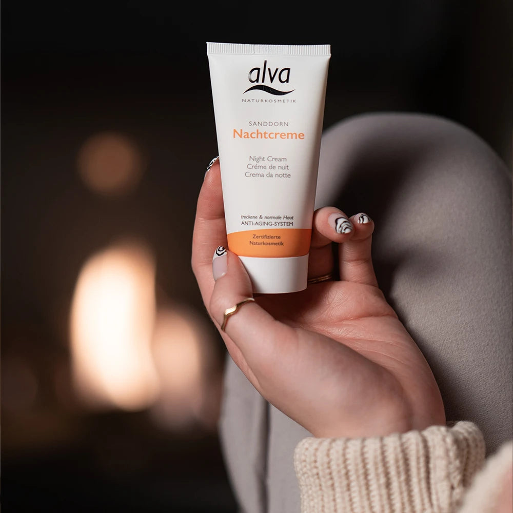 Close up vom alva Sanddorn Nachtcreme. Kamin im Hintergrund verschwommen