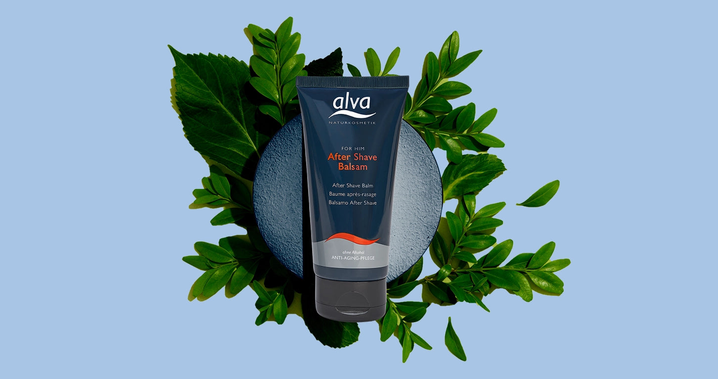 alva Naturkosmetik After Shave Balsam liegt auf blauem Styropor aus mit grünen Pflanzen als Dekoration. Es handelt sich um einen mobilen Banner der For Him Produkte von alva Naturkosmetik.