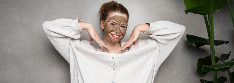 alva Naturkosmetik Model Emely, 23 Jahre alt, lächelt in die Kamera und hat die alva Rhassoul Waschcreme in ihrem Gesicht., desktop Banner.