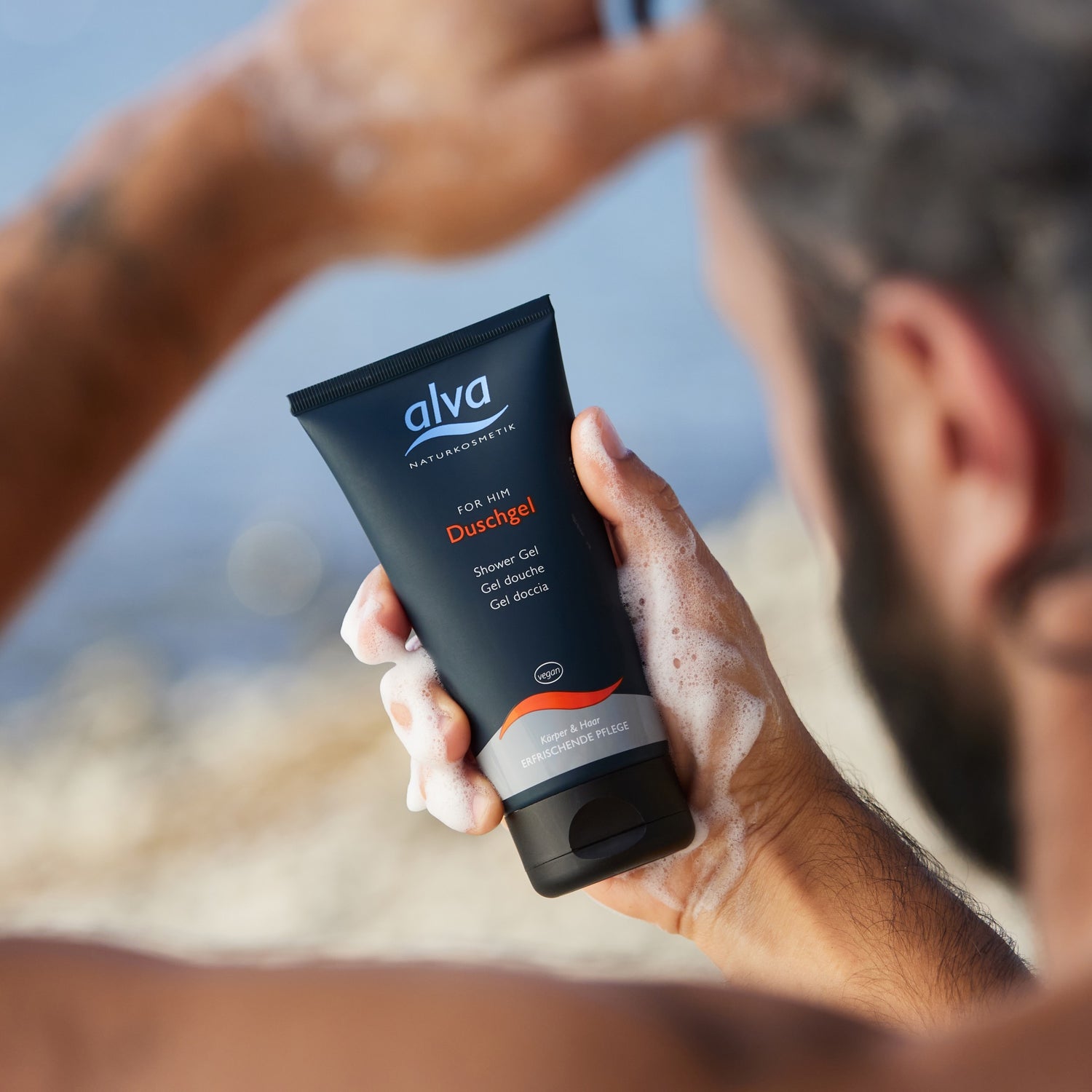 alva For Him Duschgel in der Hand eines Models beim duschen