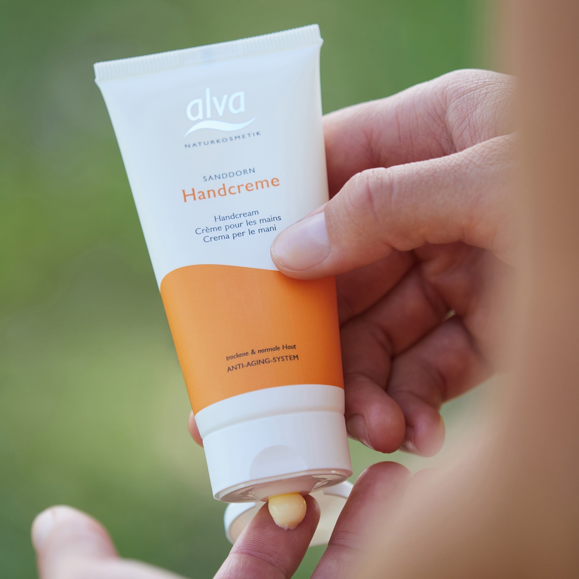 alva Handcreme wird auf die Hand aufgetragen