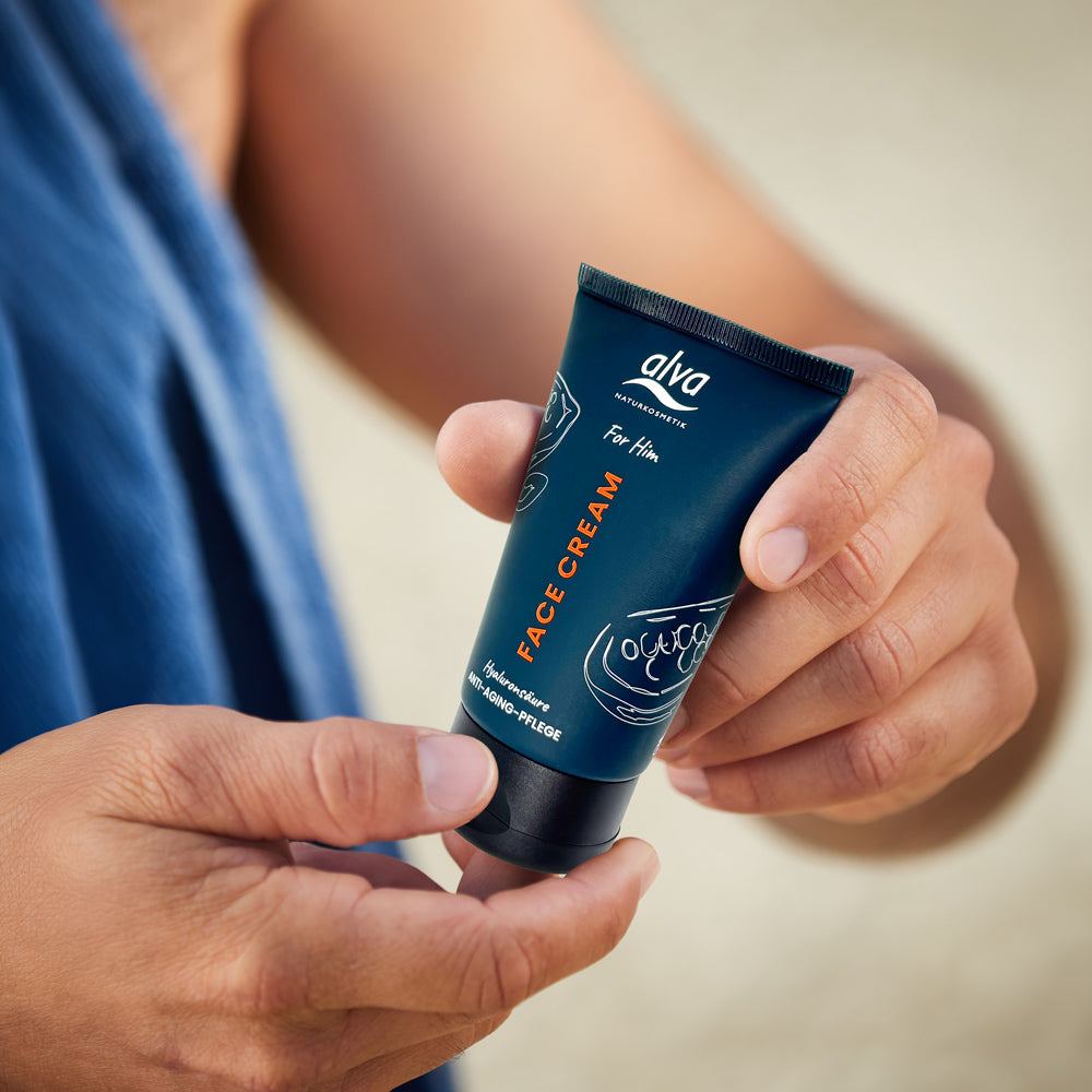 alva For Him Face Cream in der Hand eines Models
