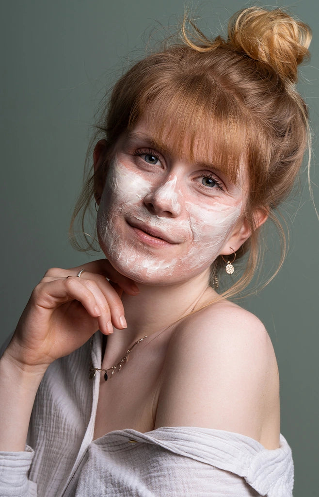 Paulina das alva Naturkosmetik Model hat die Sanddorn Feuchtigkeitscreme auf dem Gesicht aufgetragen. Der Hintergrund ist grün. Paulina lächelt.