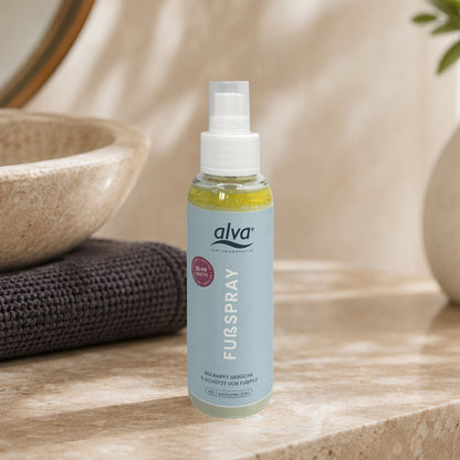 alva Fußspray steht im Badezimmer