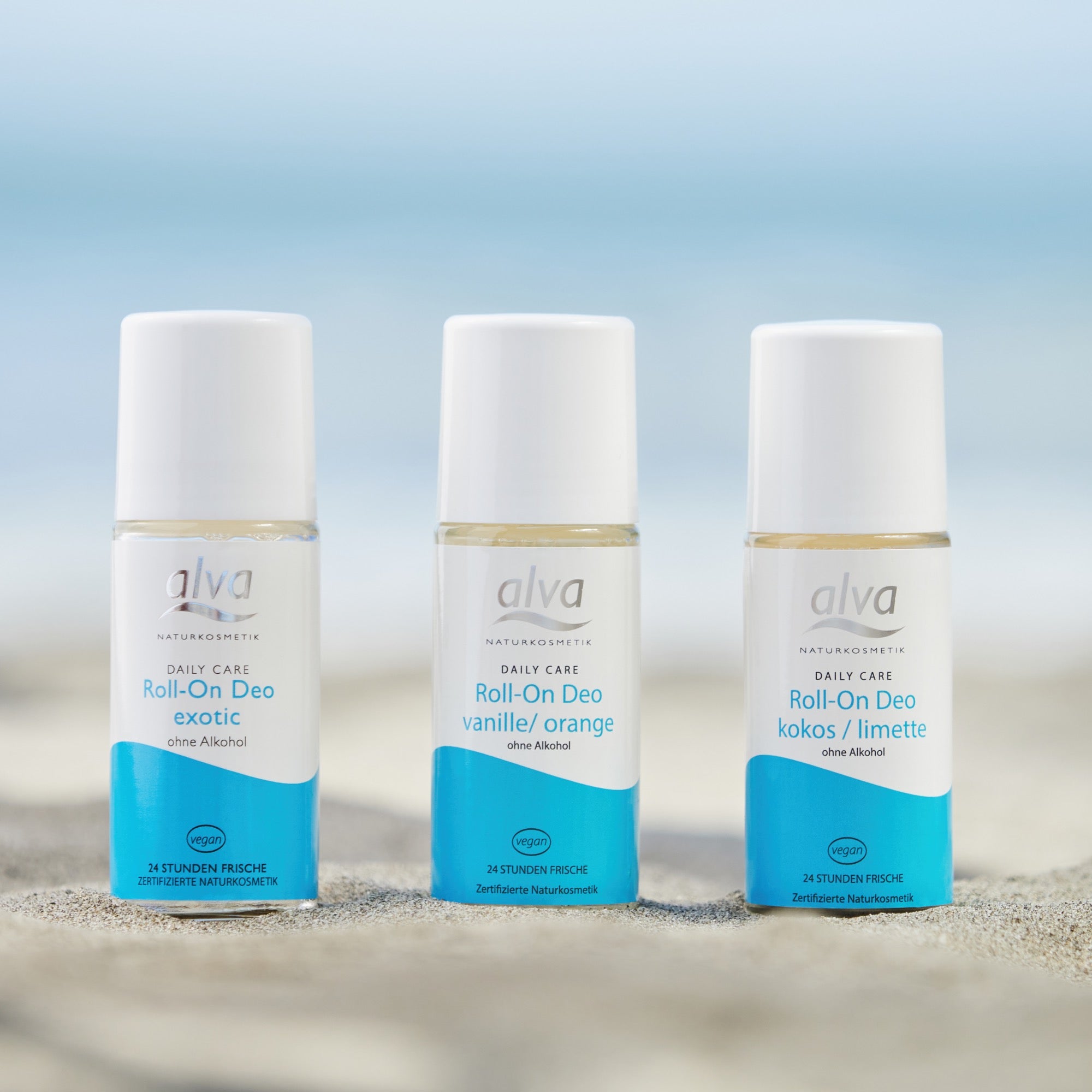 3 alva Deos stehen am Strand im Sand
