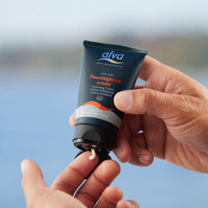 alva For Him Feuchtigkeitscreme Hydrating Creme in der Hand eines Models