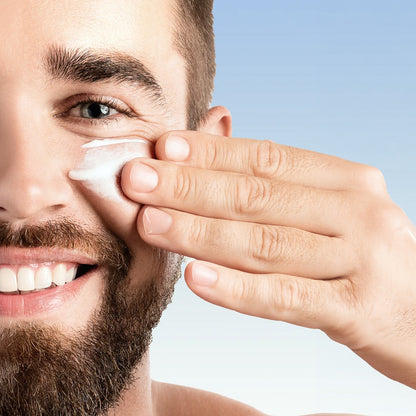 Anwendung der For Him Face Cream von alva Naturkosmetik für die Gesichtspflege von strapazierte Männerhaut. Mit Anti-Aging Effekt durch enthaltende Hyalouronsäure.